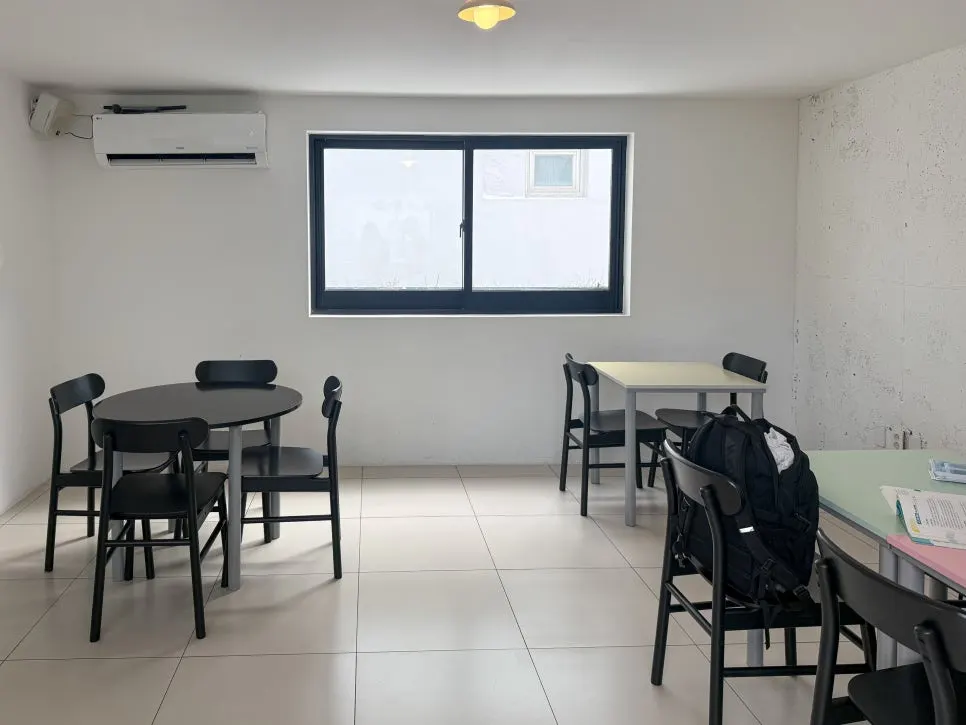Quiet, clean seating on Baut's third floor