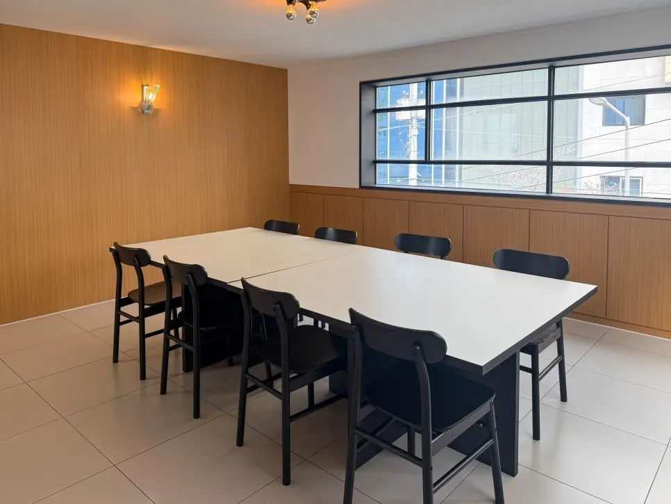 A large third-floor group table like a meeting room