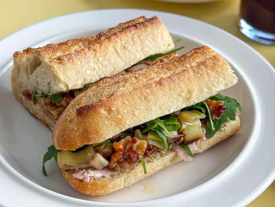Daepa jambon sandwich made with baguette