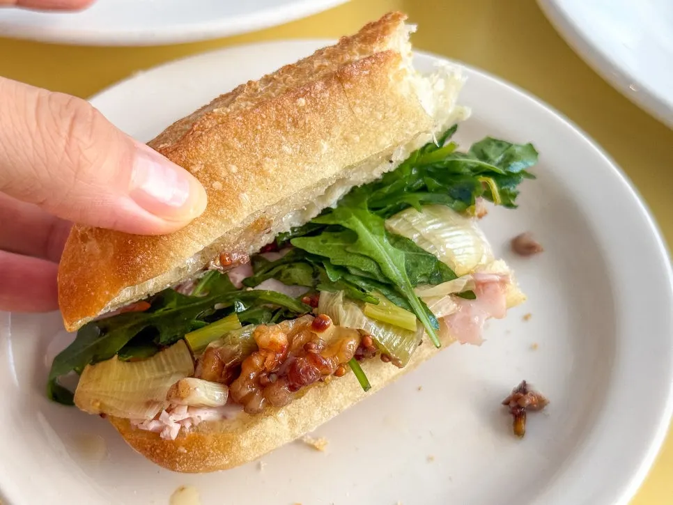 Cross-section of the sandwich showing jambon and arugula