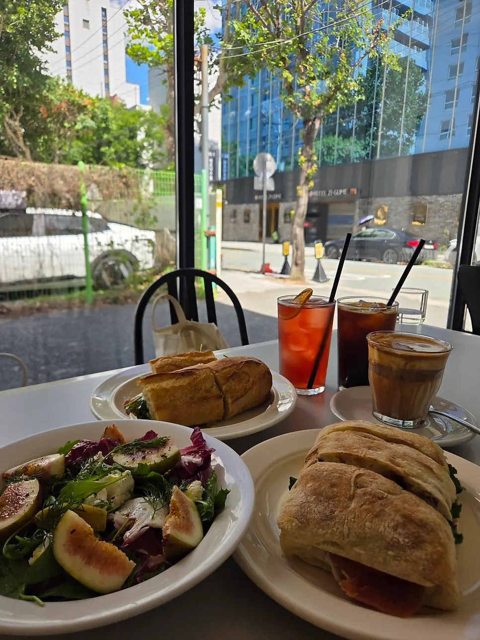 Coffee and sandwich plating at Baut
