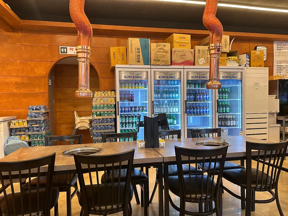 Interior of Dugeundugeun Sutbulgalbi with spacious table arrangement