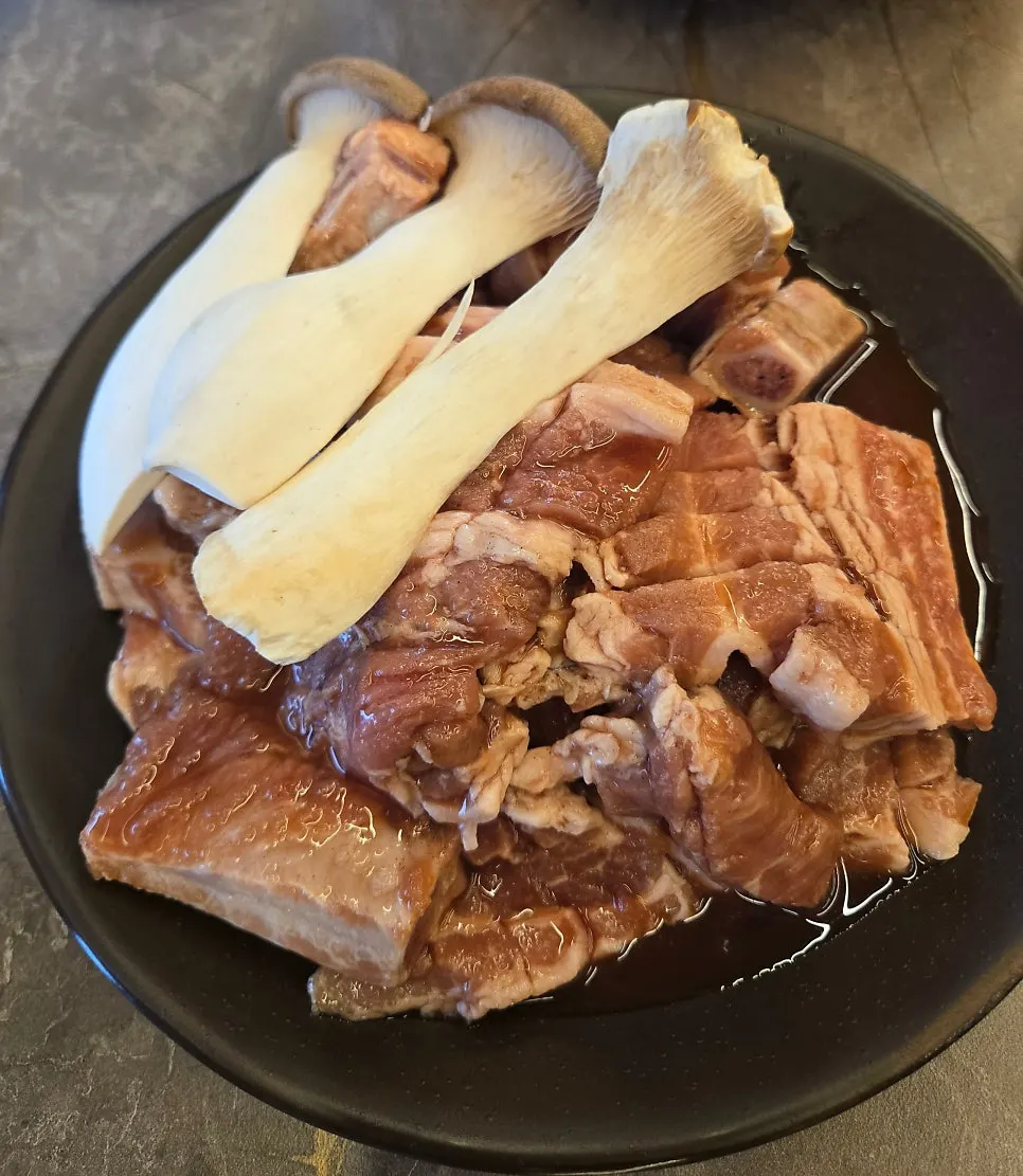 One serving of marinated pork galbi, 200g, soaked in sauce