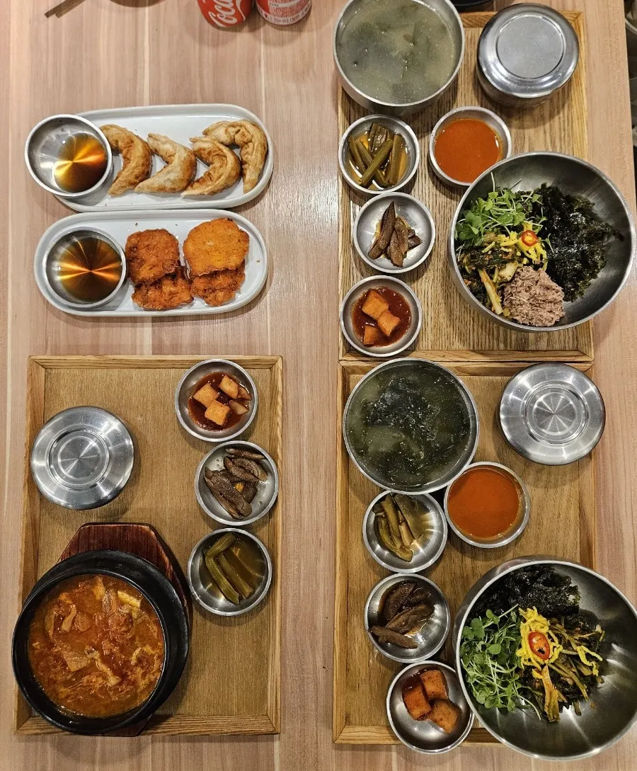 Menu board showing single set meal options at Cafe Dong-i Sicheol