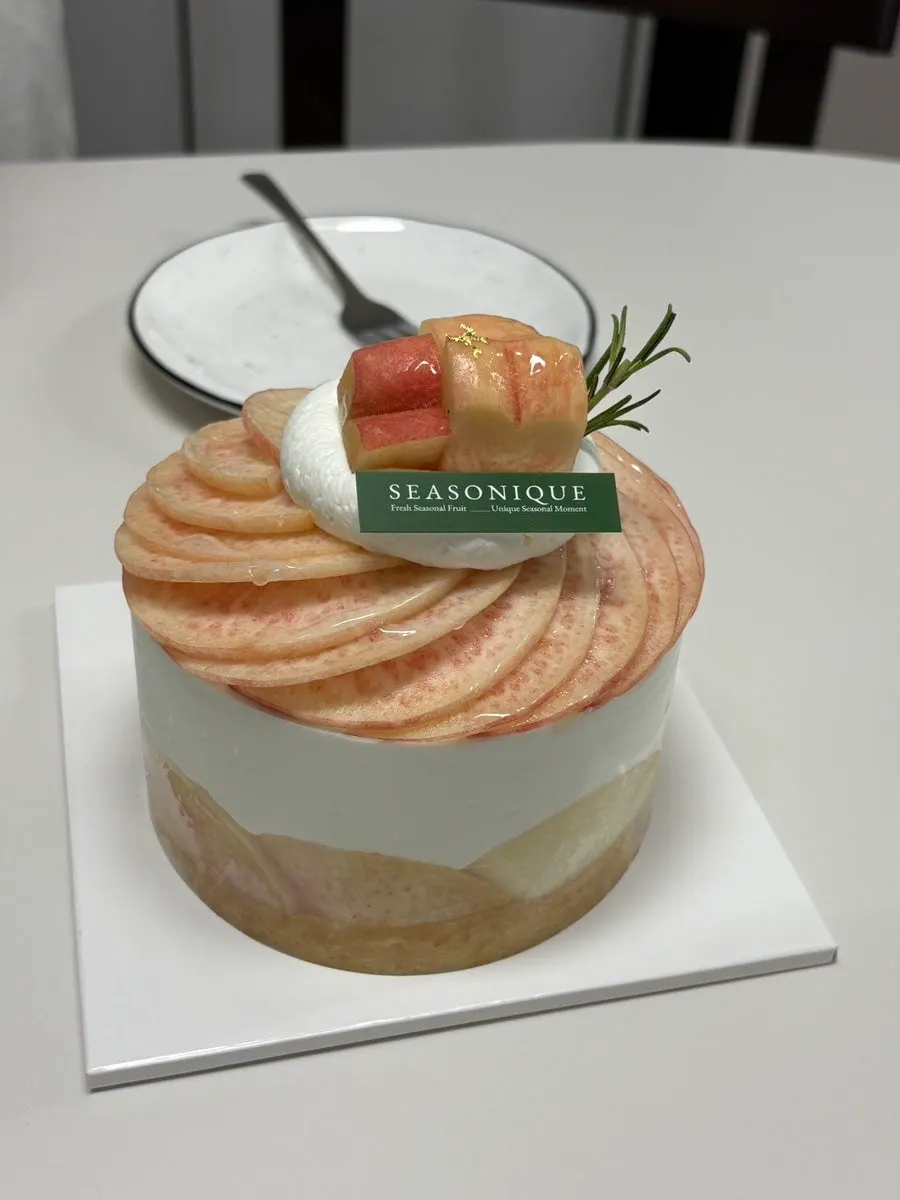 Cake with flower-shaped peach decoration