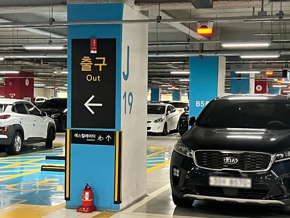 Entrance to the basement 1F food hall at Shinsegae Department Store Daegu Branch