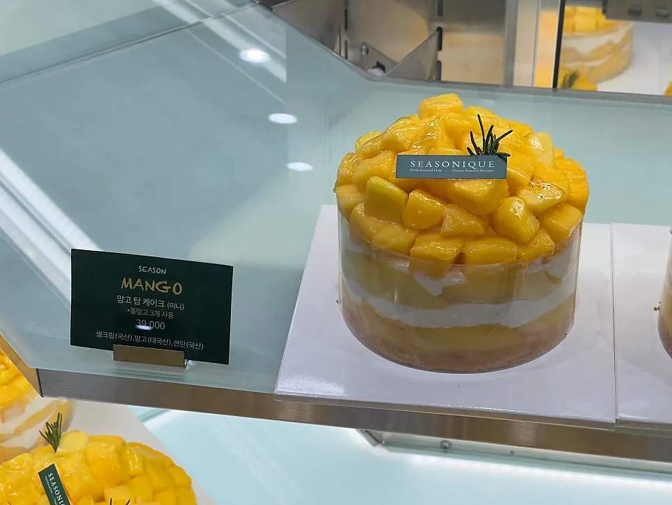 Cake display case at Siznique