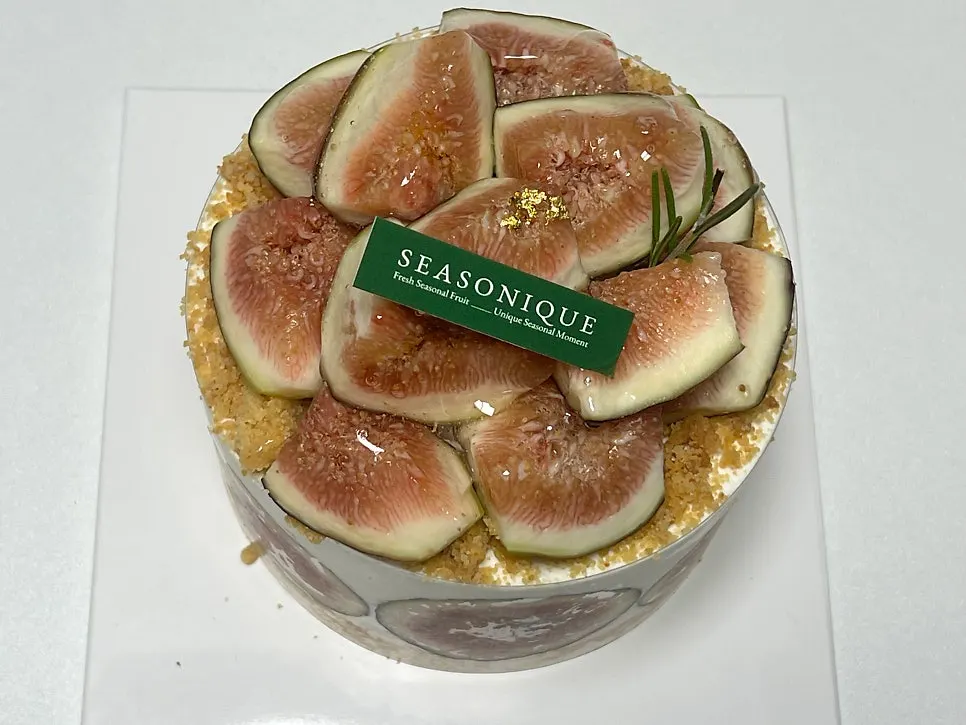 Top of the vanilla cream cake topped with figs