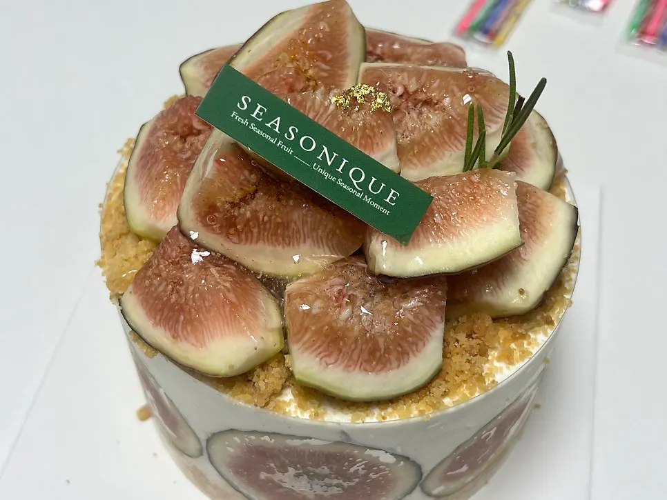 Side view of the cake packed with fig slices