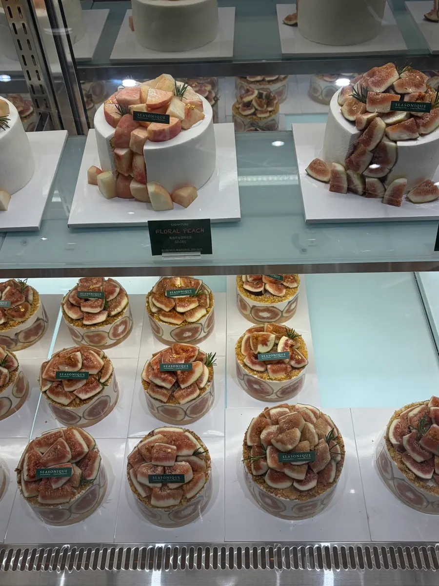 Mini-size mango cake at Siznique