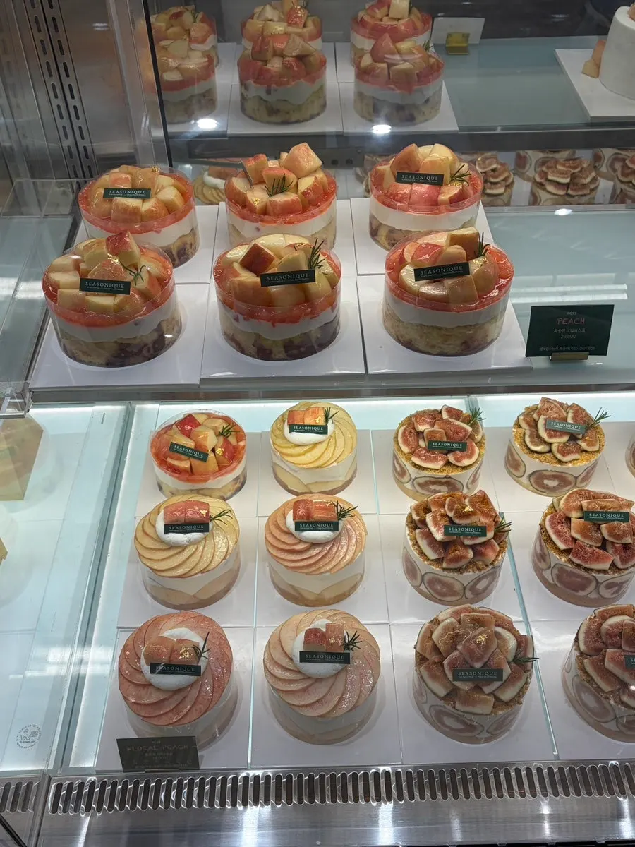 Overview of the Siznique cake showcase