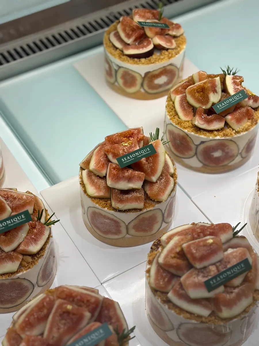 Fruit spilling out of a Warreu cake