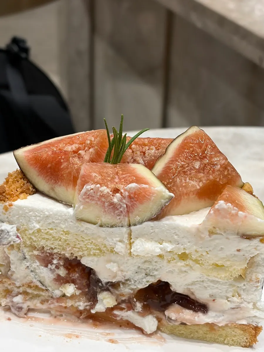 Cross-section of the fig cake showing the milk cream filling
