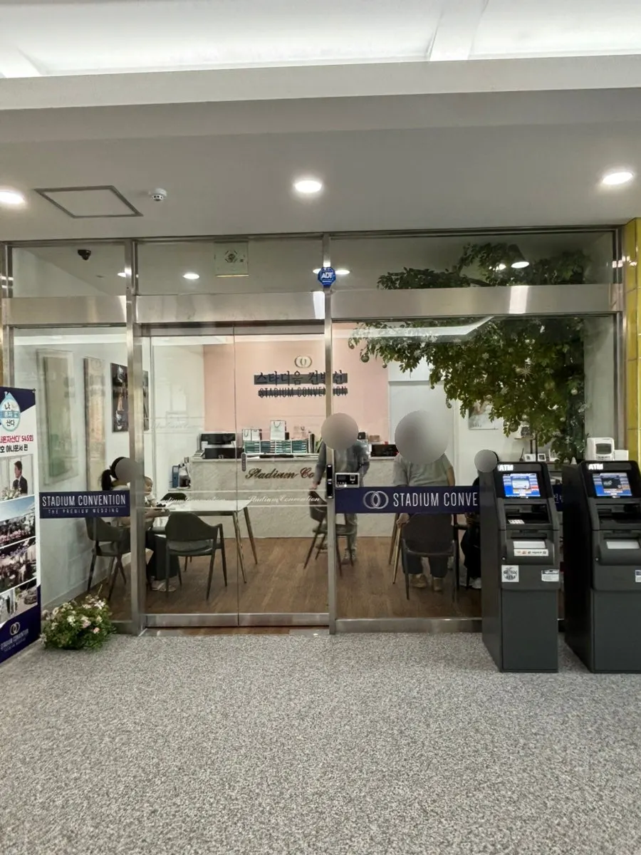 1층 웨딩 답례품 교환처와 예약실 주변