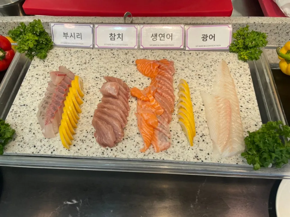 접시에 담은 회와 해산물