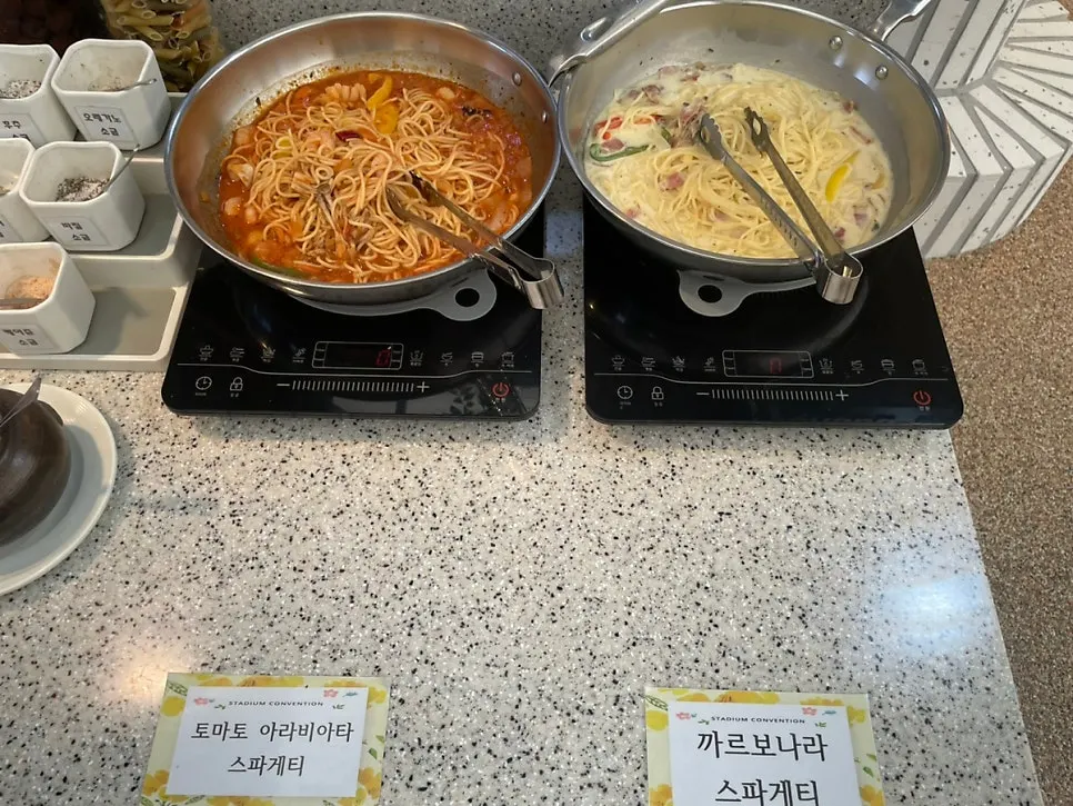 떡갈비와 스테이크 등 고기 코너 접시