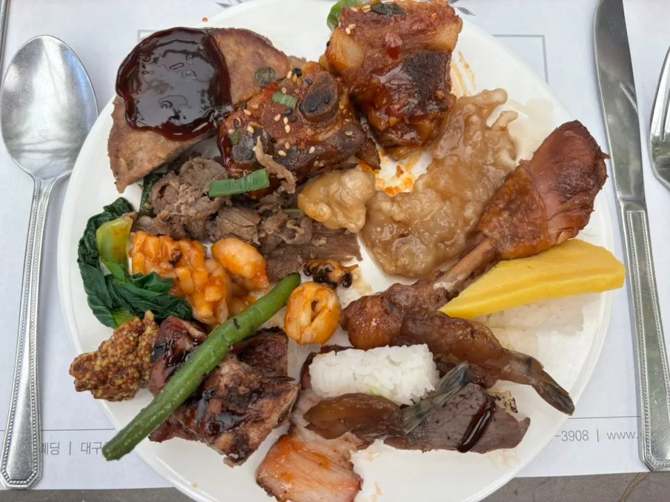 케이크와 빵이 놓인 후식 코너