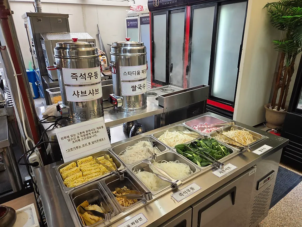 육류 메인 요리가 풍성하게 채워진 뷔페 코너