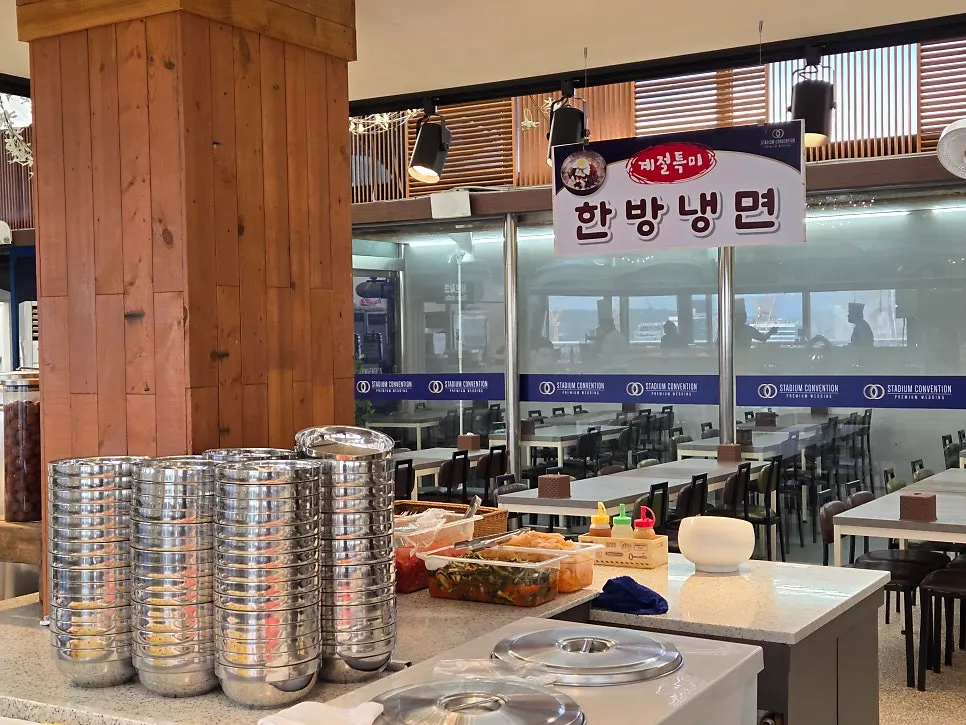 즉석에서 조리하는 라이브 국수 코너
