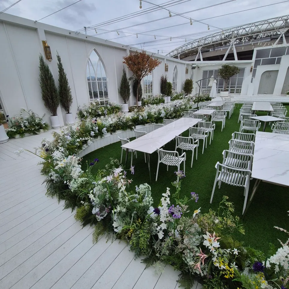 Floral aisle decoration in the outdoor wedding hall