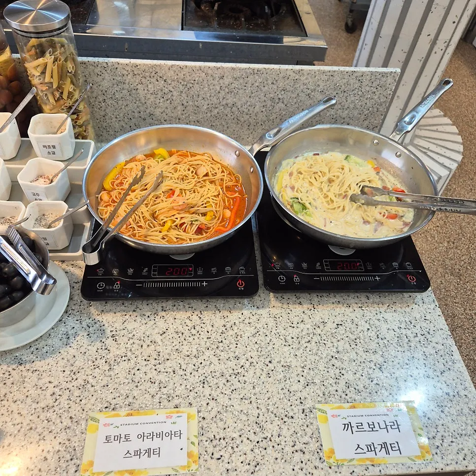 Freshly cooked meat dishes at the hot dish corner