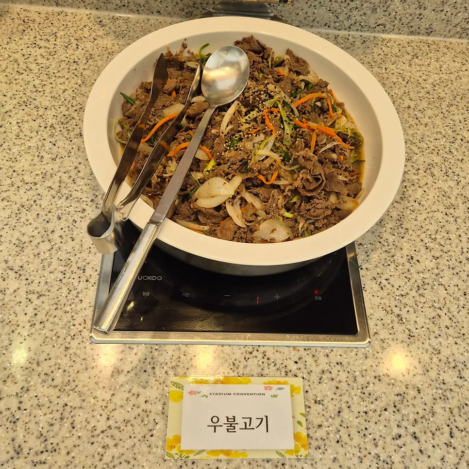 Warm hot dishes including Stadium tteokgalbi