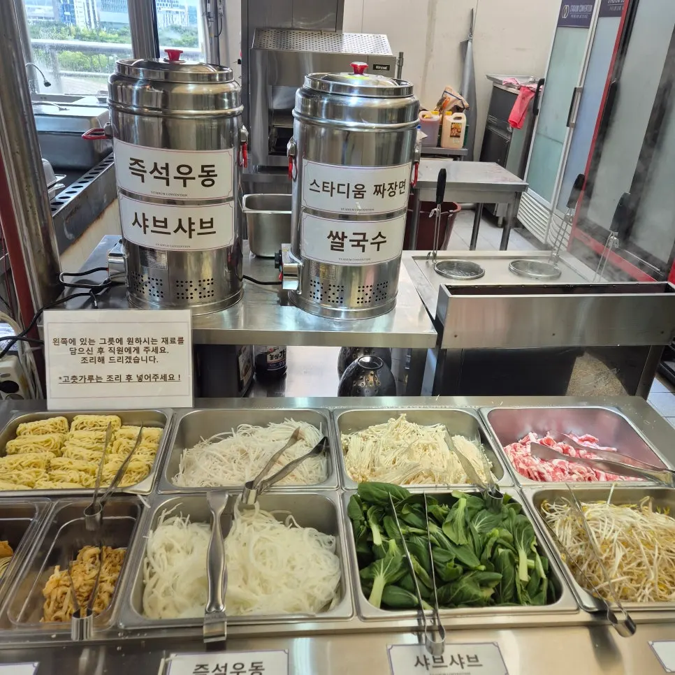 Made-to-order station preparing udon and shabu-shabu