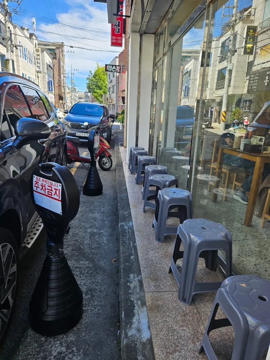 Possible parking space in front of Hyangtaek