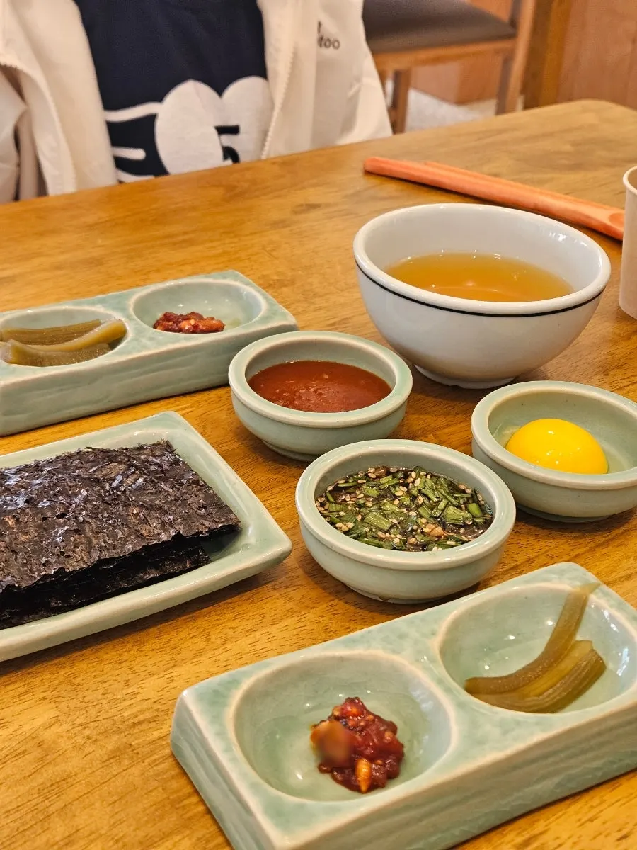 Basic side dishes served with yukhoe bibimbap