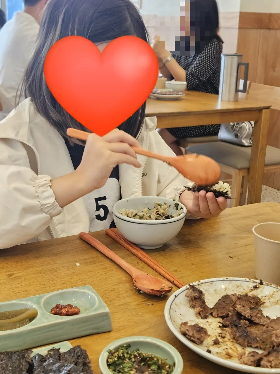 A bite of gondre rice, Spanish mackerel, and galbi