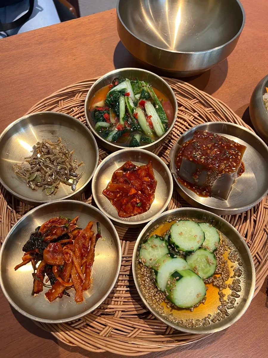 Basic side dishes served in a basket