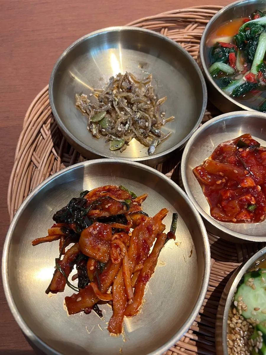 Acorn jelly, watery kimchi, and seasoned cucumber side dishes
