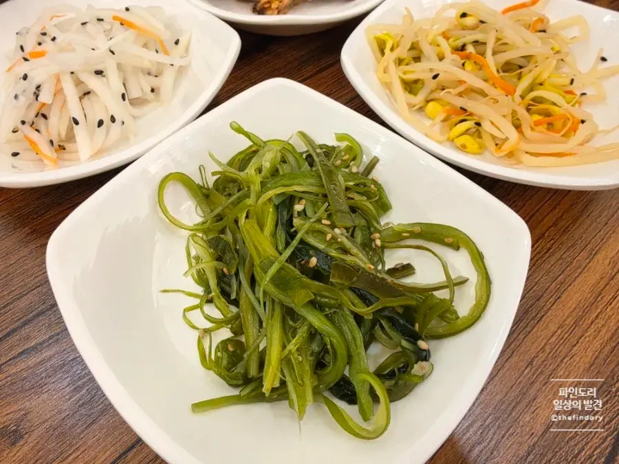 Seasoned bean sprouts and seaweed stem side dishes