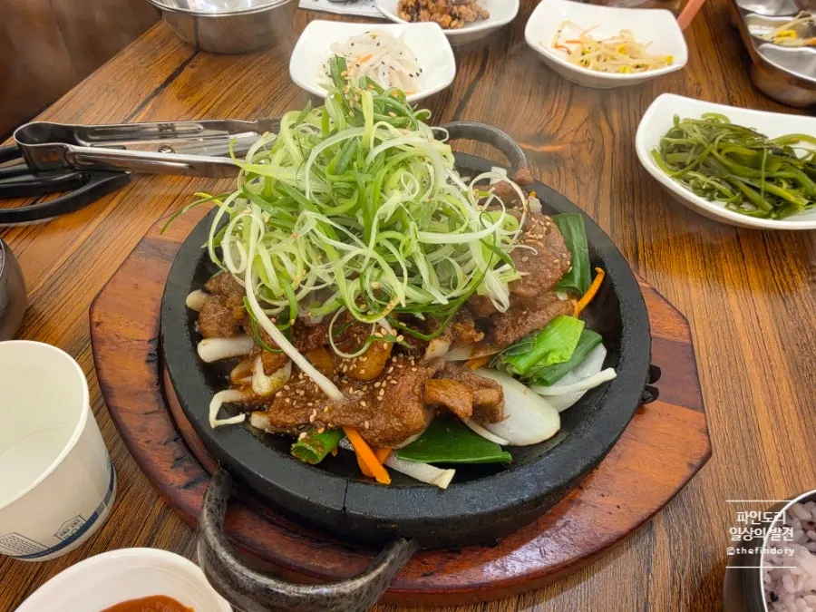 Fire-grilled seokgalbi and burdock fritters at Banwoldang Buja Sikdang in Suseong, Daegu