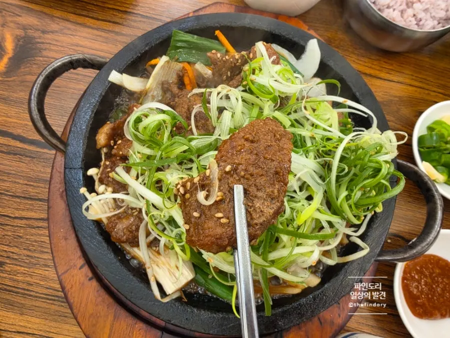 Fire-grilled Buja seokgalbi on a stone plate