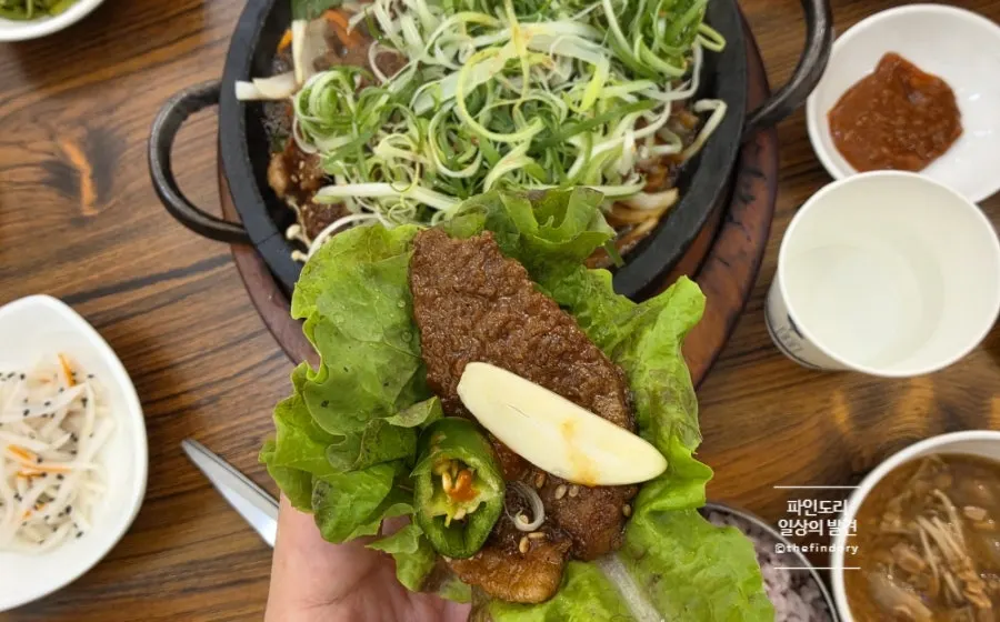 Thick, neatly trimmed seokgalbi