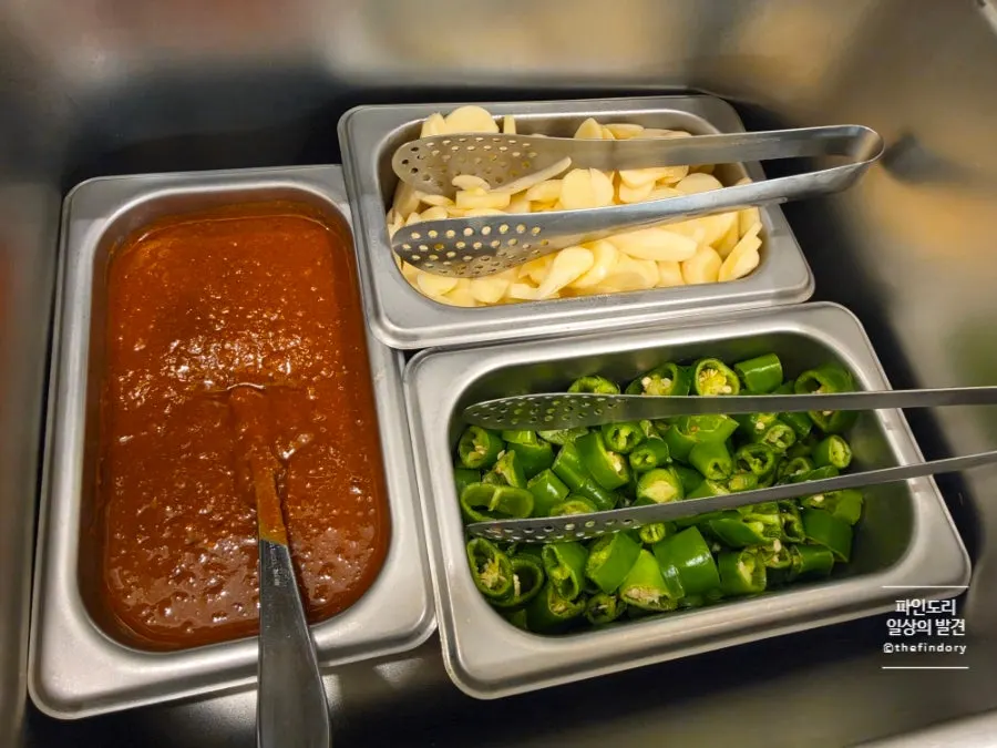 Lettuce available at the self-service bar