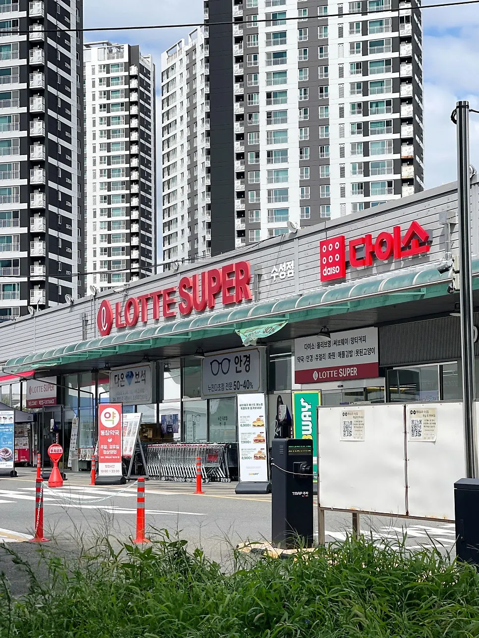 Ground-level parking lot at Lotte Super Suseong Branch