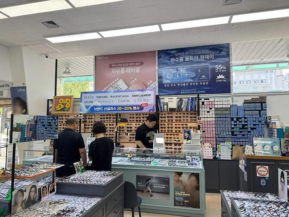 ロッテスーパー入口横のフォーアイズ眼鏡店舗
