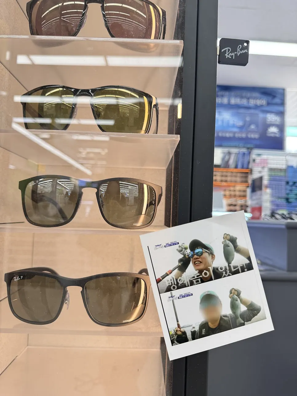ブランドサングラス製品の陳列