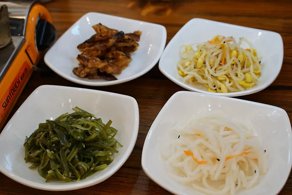 깔끔하게 차려진 된장국과 밑반찬