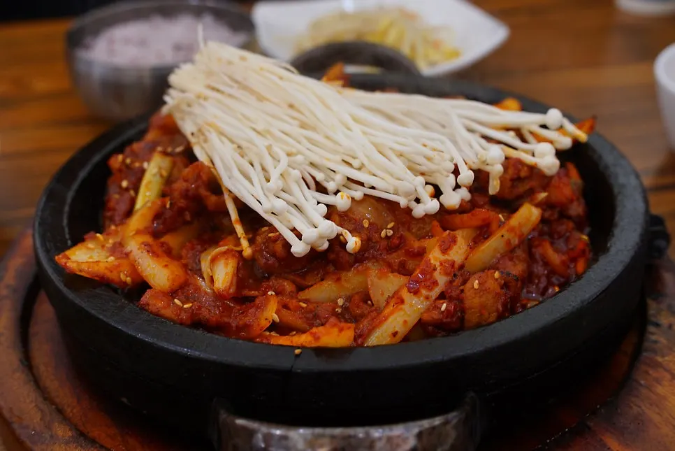 불판에 나온 직화제육 한가득