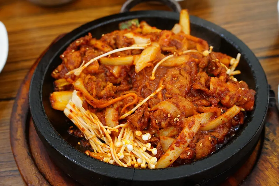 계속 끓는 불판 위 직화제육