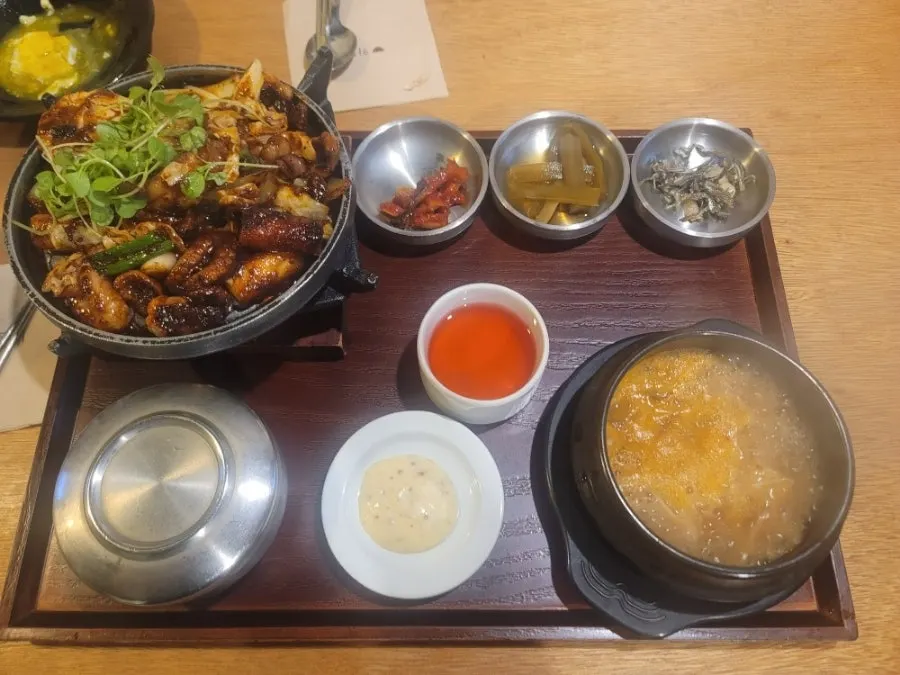 Full spread of the grandma-style octopus stir-fry set