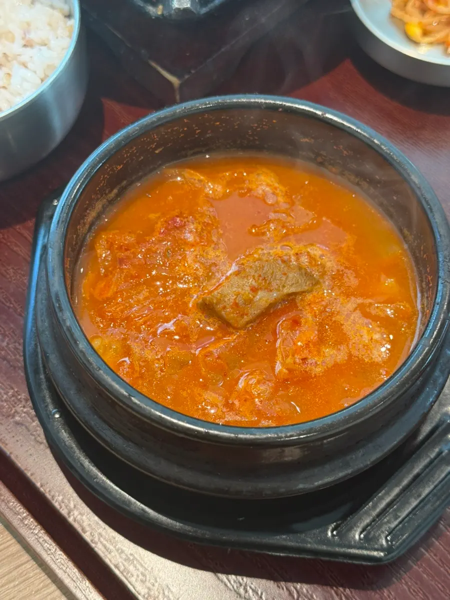 Bàn cơm jeyuk nướng lửa