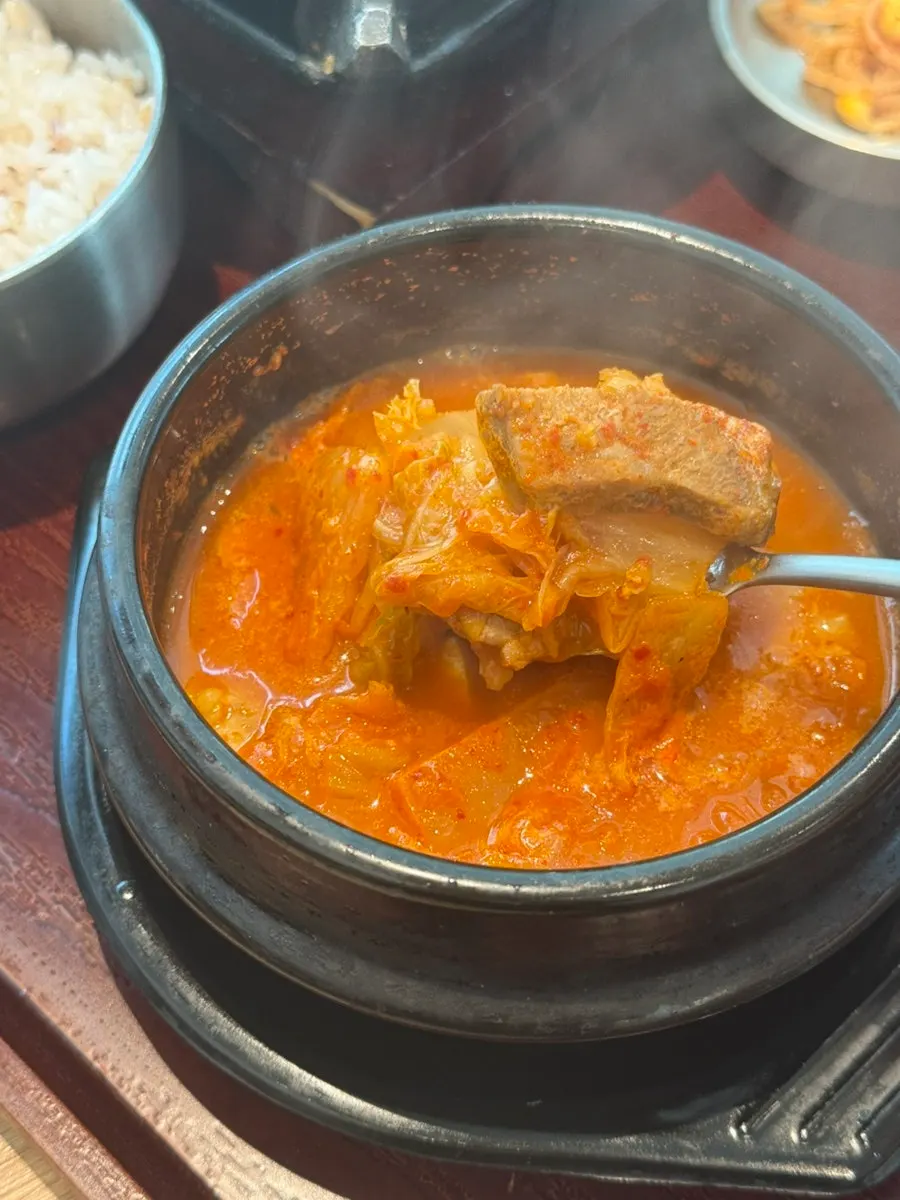 Bàn cơm Hàn với jeyuk hương khói nhẹ