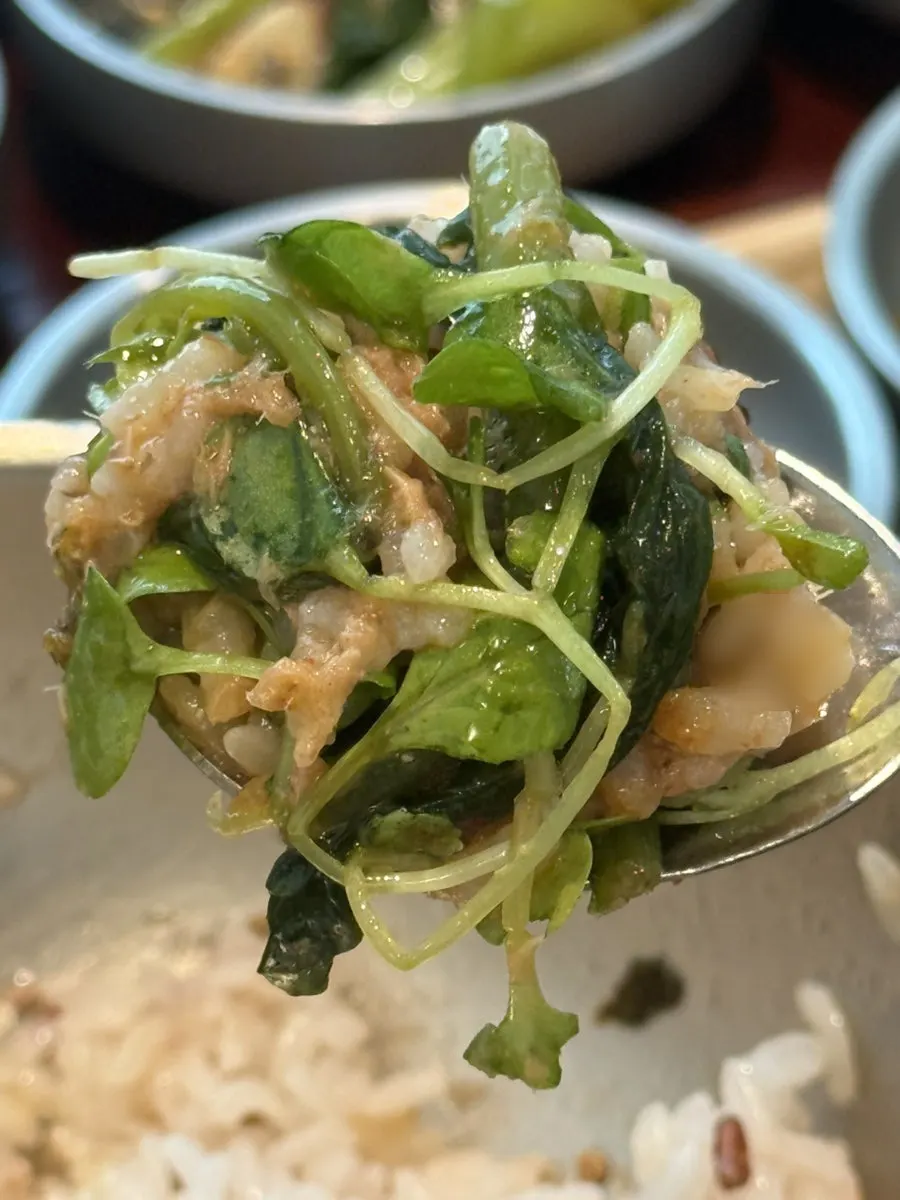 Bữa ăn với jeyuk và canh kim chi