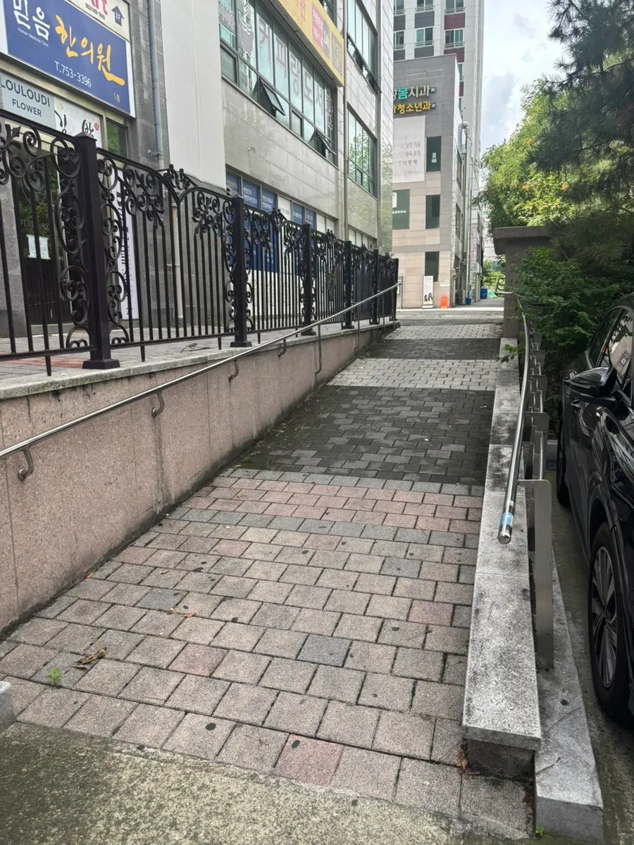 カフェドンイに向かう坂道の案内