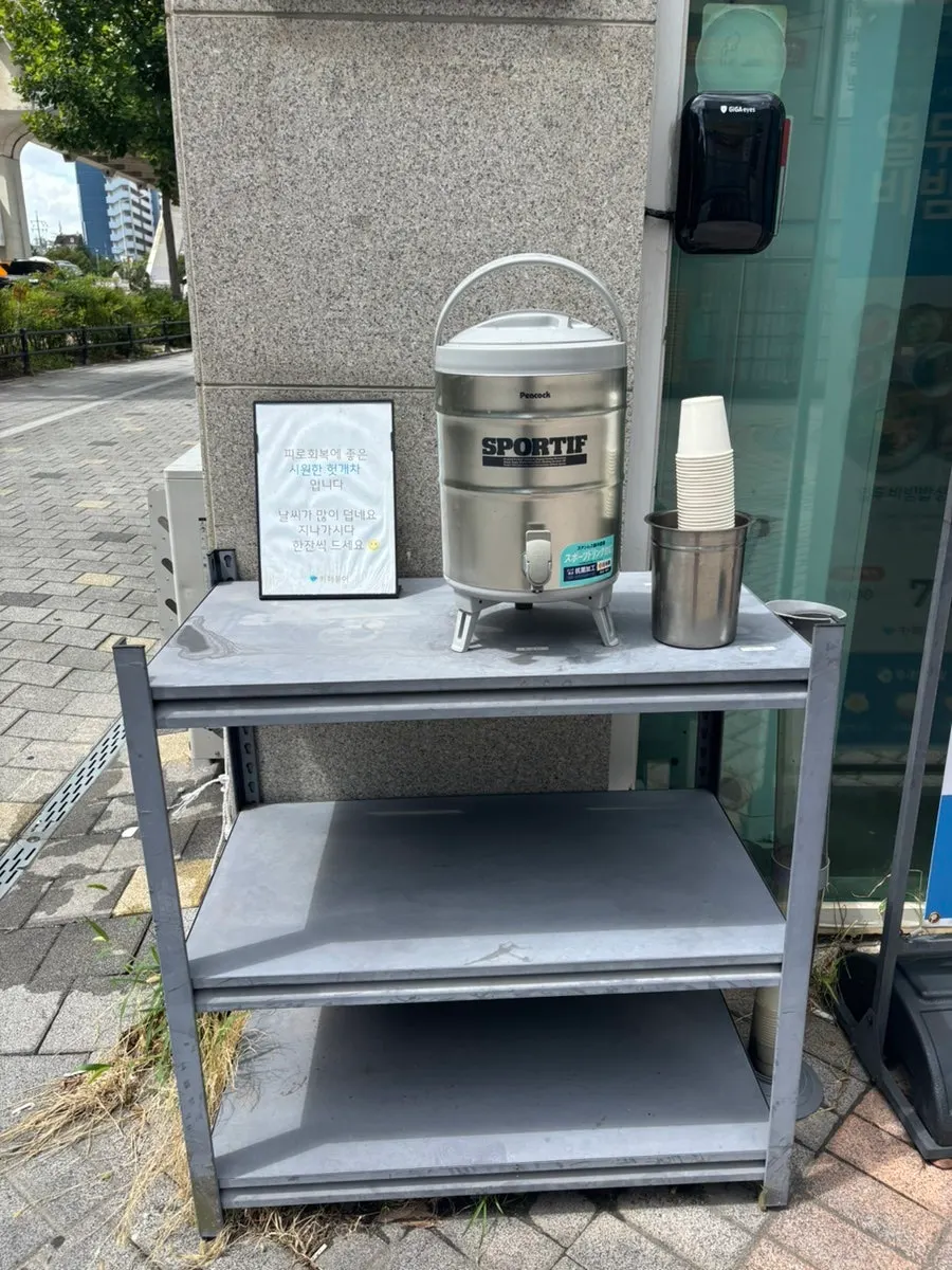 店入口の待ち椅子とヘッケ茶