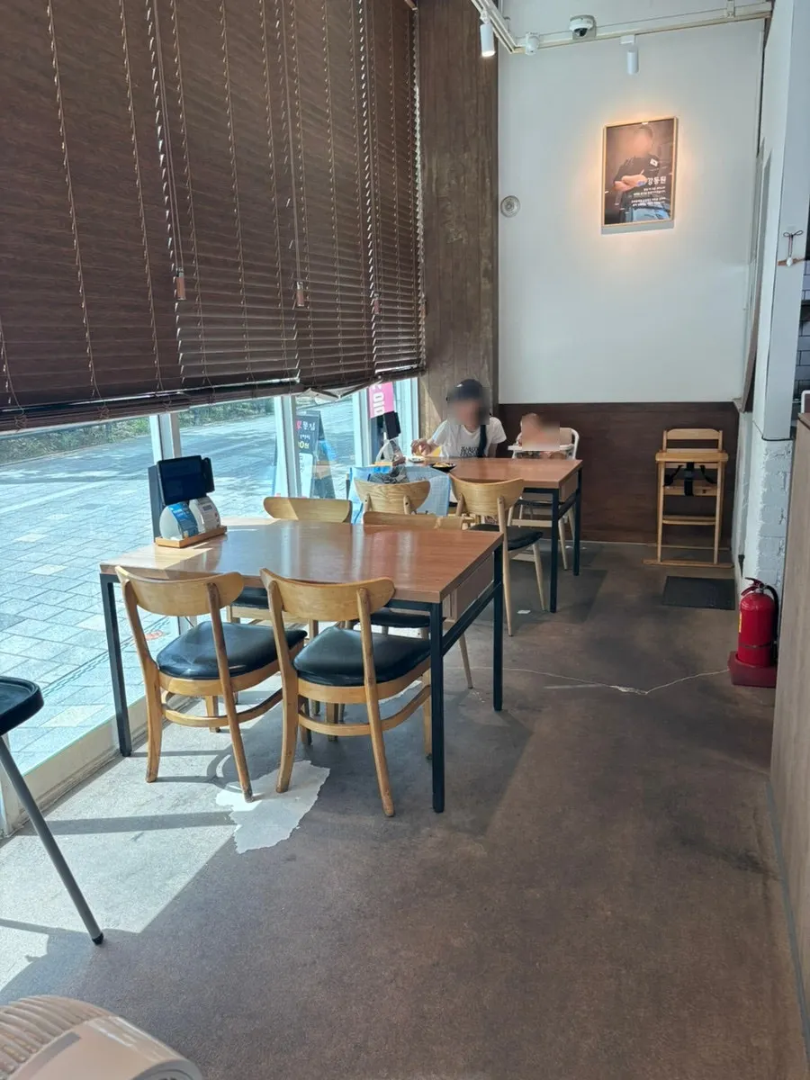 カフェドンイ寿城1街店の店内席